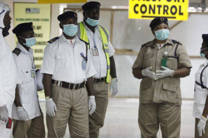 Miembros del servicio de salud nigerianos esperan en el aeropuerto internacional de Lagos, este lunes.