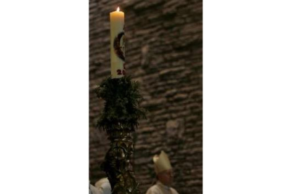 Un cirio encendido recordó la figura del Santo Padre