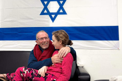 Emily Hand, rehén israelí retenida por Hamás durante 50 días, se reúne con su padre. GOBIERNO DE ISRAEL