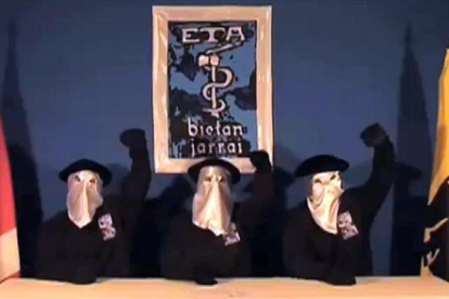 Tres miembros de ETA leen un comunicado, en septiembre del 2010.