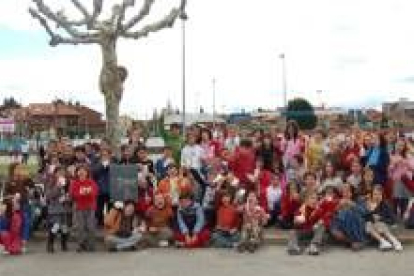 Un amplio grupo de estudiantes del Gadañón participaron en el día del bocadillo solidario