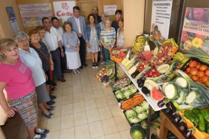 Voluntarios y representantes del Ayuntamiento, ayer antes de la primera entrega de productos. MEDINA