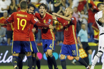 Los jugadores de La Roja celebran el segundo gol ante Albania.