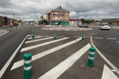 La glorieta de Fuentesnuevas vertebra el tráfico hacia y desde el Hospital El Bierzo. L. DE LA MATA