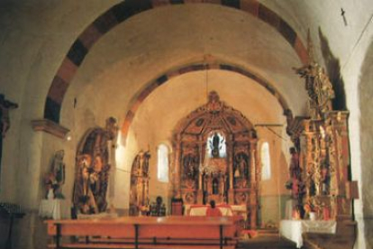 La iglesia de la Asunción con cinco retablos, antes de la retirada de las obras.