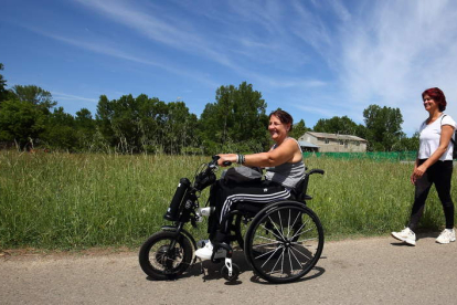 La abogada de 54 años,  Sabrina Tosolino, haciendo el Camino en silla motorizada desde Molina. C. SÁNCHEZ
