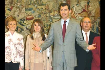 El Príncipe y Letizia Ortiz recibieron a los integrantes de la comisión coordinadora de los preparativos de su boda.