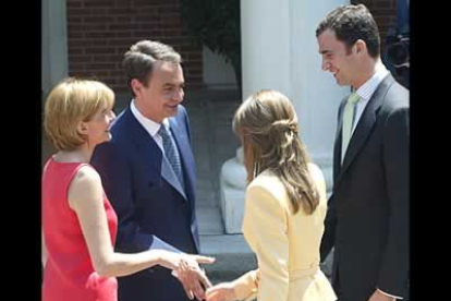 Las puertas del Palacio de la Moncloa se abrieron para recibir al príncipe Felipe y su prometida, que cerraron con un almuerzo con el Gobierno su serie de visitas instucionales antes de la boda.