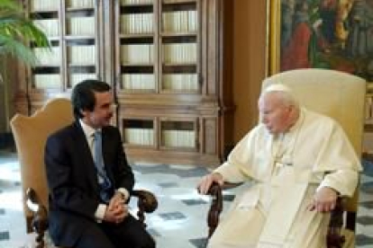 Aznar durante su audiencia ayer con el Papa