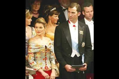 La pareja acudió, en el Teatro Real de Copenhague, a una gala con motivo de la boda del príncipe heredero Federico de Dinamarca y la australiana Mary Donaldson.