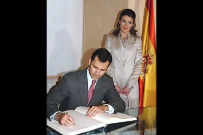 La pareja acudió a la Real Casa de Correos de la Puerta del Sol, sede del Gobierno madrileño, para asistir a la recepción ofrecida por el Ejecutivo regional con motivo de su próximo enlace.