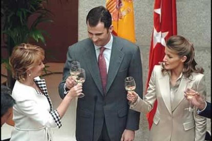 Los novios presidieron en el patio Central de la Real Casa de Correos un almuerzo ofrecido en su honor por la presidenta de la comunidad, Esperanza Aguirre.