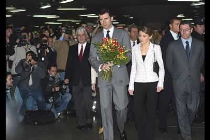 Se cumplían dos meses de los atentados de Madrid, y el Príncipe y su prometida quisieron rendir un homenaje a las víctimas. La pareja acudió a la Estación de Atocha para depositar un ramo de flores.
