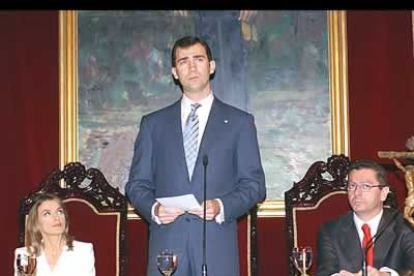 El príncipe Felipe ha recibido la medalla de Honor de Madrid en un Pleno extraordinario celebrado en el Ayuntamiento de la capital.