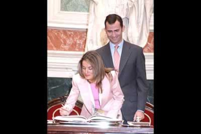 A sólo 19 días de su boda, el Príncipe y Letizia Ortiz asistieron a un almuerzo que les brindaba el Congreso de los Diputados.