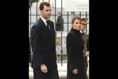 El príncipe heredero Felipe y su prometida Letizia Ortiz  acudieron al funeral multitudinario por las víctimas del 11-M, celebrado en la catedral de La Almudena.