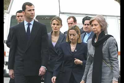 La pareja acompañó a la Reina Sofía en el duro trago de visitar a los heridos de los atentados del 11 de marzo en Madrid, ingresados en el Hospital Gregorio Marañón.