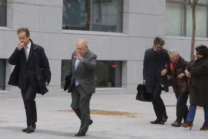 El expresident Jordi Pujol y su esposa, Marta Ferrusola, a su llegada a la Audiencia Nacional en Madrid para declarar como investigados ante el juez José de la Mata.