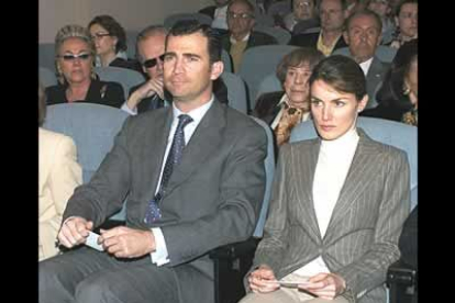 Don Felipe y Doña Letizia, que llegaron a la sede de la Fundación en el centro de Madrid en un automóvil que conducía el propio Príncipe de Asturias y con una discreta escolta, se sentaron entre el público que asistía a la conferencia.