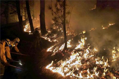 Agentes de la BRIF trabajan en la extinción del incendio, en el término municipal de Mazo.