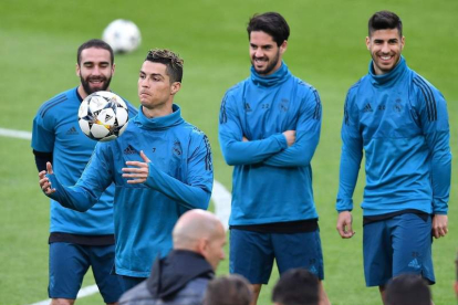 Cristiano Ronaldo juega con el balón ante la mirada de Carvajal, Isco y Asensio. DI MARCO