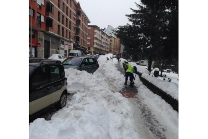 En las calles de Villablino todavía se acumula una gran cantidad de nieve