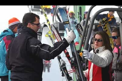 Don Felipe y Doña Letizia se mostraron muy sencillos e incluso hicieron cola en el telesilla.