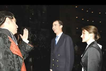 Los prometidos y la familia del Príncipe acudieron al Teatro Real de Madrid para ver la ópera Tosca.