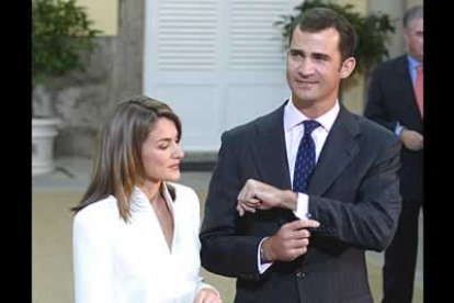 Como regalos, Felipe le entregó un anillo de oro blanco y zafiros y Letizia unos gemelos de los mismos materiales.