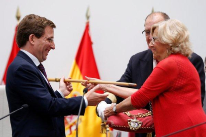 Manuela Carmena entrega el bastón de mando a Martínez Almeida, nuevo alcalde de Madrid.