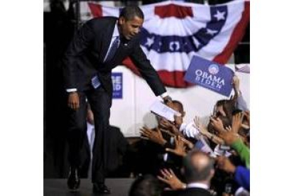 Obama saluda a sus seguidores antes de un discurso en Richmond, ayer