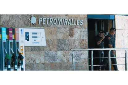 Agentes de la Guardia Civil, durante el registro de Petromiralles,el martes pasado.
