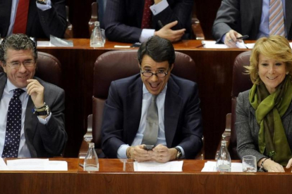 Febrero de 2009, Pleno de la Asamblea de Madrid. En la foto, Francisco Granados, Ignacio González y Esperanza Aguirre