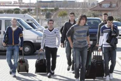Iniesta, Xavi, Busquets, Puyol, Piqué y Cesc, a su llegada a la Ciudad del Fútbol de Las Rozas.