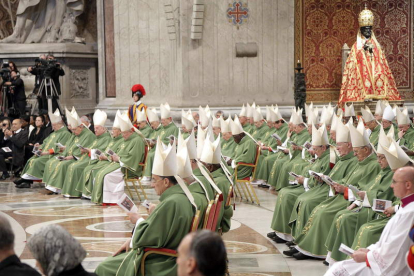 Los cardenales durante la misa que celebró el papa.