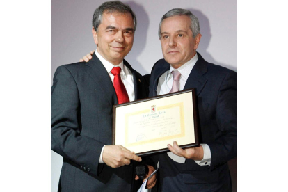 El general Rubén García Servet posa con el alcalde de León, Emilio Gutiérrez, encargado de entregarle el premio.