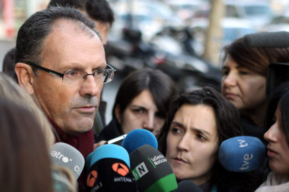El abogado de Iñaki Urdangarín, Mario Pascual Vives, atiende a los medios de comunicación.