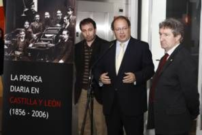 Luis Grau, Eduardo Fernández y Celso Almuiña, durante la apertura