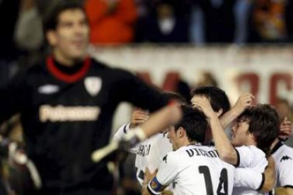 Los jugadores del Valencia celebran el triunfo ante Iraizoz.