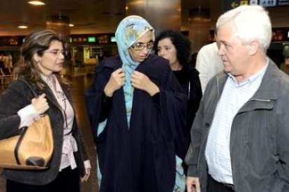 La activista saharaui Aminatu Haidar, a su llegada al aeropuerto de Gran Canaria.