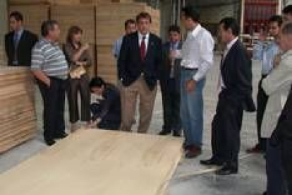 La comitiva recorrió Ceranor, empresa pionera en la termoarcilla