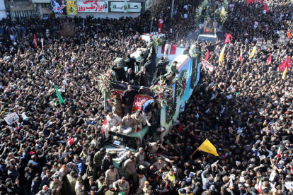 Traslado del cadáver del general Qasem Soleimaní en su ciudad natal, Kerman.