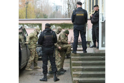 Oficiales de la Armada ucraniana llegan a un tribunal. ARTUR SHWARZ