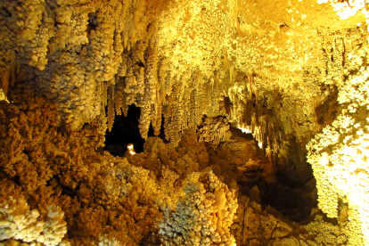 Un detalle del interior de la Cueva de Llamazares. ULE