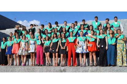 Foto de familia de los cuarenta alumnos de la tercera promoción de Fisioterapia. DL