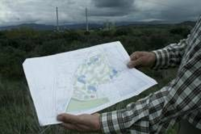 El pedáneo de Cabañas de la Dornilla, mostrando el plano del proyecto del campo de golf