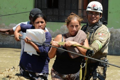 Interminables colas en la capital para conseguir agua potable.