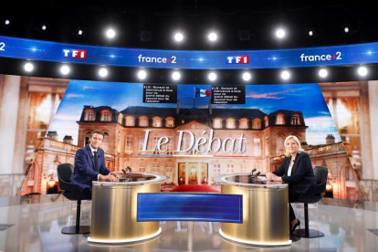 Imagen de los dos presidenciables franceses en el debate.  LUDOVIC MARAN