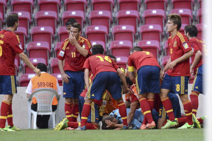 Los jugadores españoles, desconsolados tras producirse la derrota ante Uruguay.