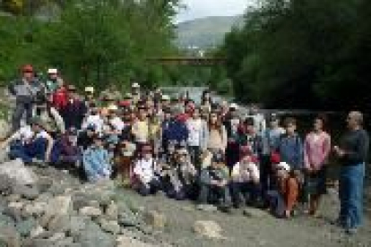 Un grupo de escolares durante una de las excursiones al río Sil